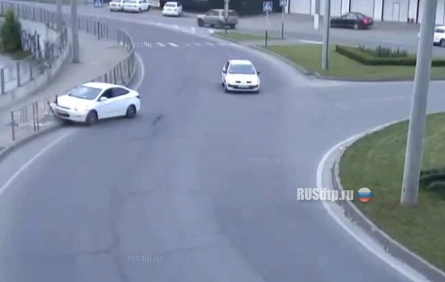Автомобиль врезался в ограждение в Краснодаре