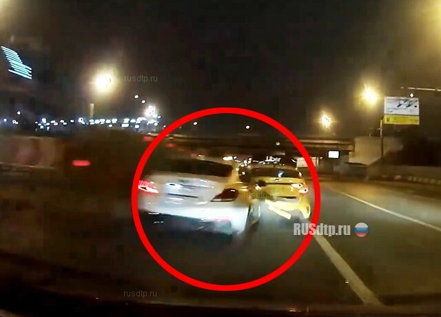 В Москве каршеринговый автомобиль на скорости 200 км/ч врезался в такси. ВИДЕО 