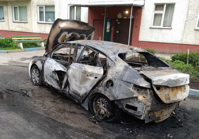 «Приехал на вызов»: такси взорвалось прямо на ходу в одном из дворов Новосибирска 
