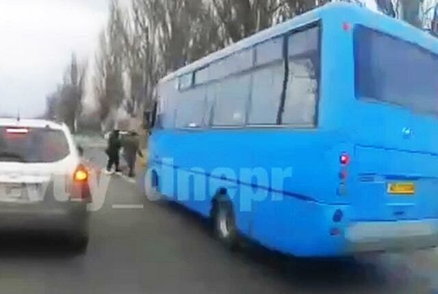 Автобус сбил двоих пешеходов в Днепре. ВИДЕО