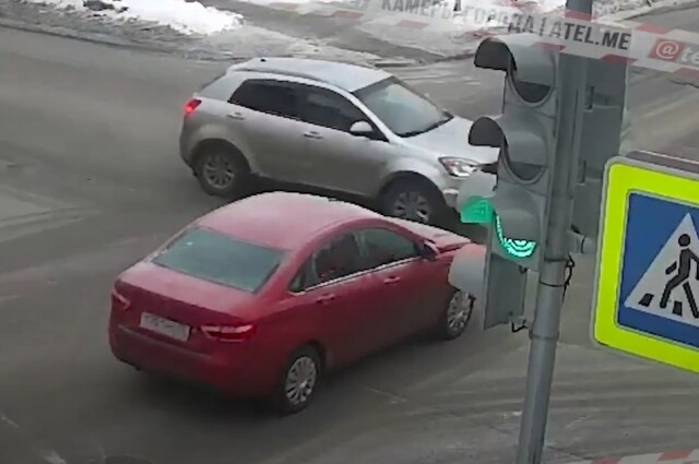 В Рыбинске водитель кроссовера SsangYong пытался проскочить перекресток на красный и столкнулся с Lada Vesta 