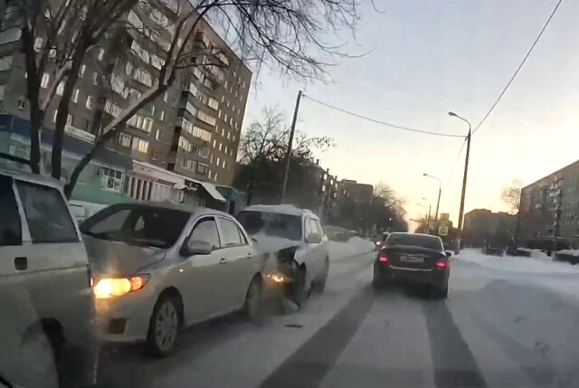 ДТП на улице Ворошилова в Магнитогорске: кроссовер протаранил два попутных автомобиля