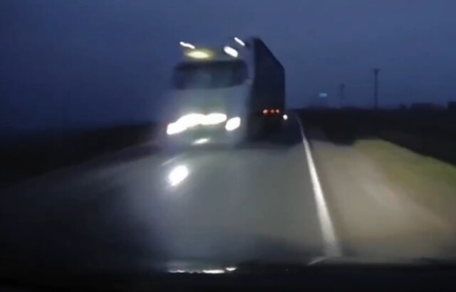 В Калмыкии дальнобойщик спровоцировал ДТП и скрылся