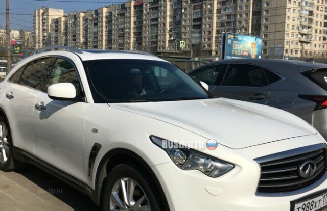 В Петербурге у супругов угнали только что купленный ими автомобиль Infiniti 