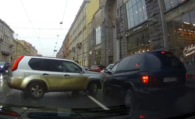 Nissan X-Trail неудачно развернулся на Литейном проспекте в Санкт-Петербурге