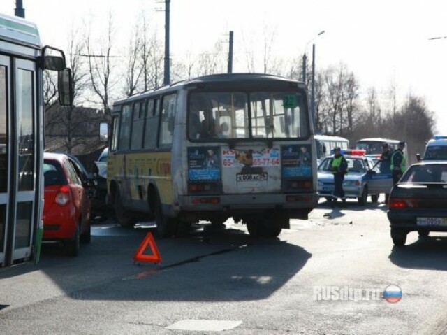 Маршрутка и такси столкнулись в Архангельске — двое погибших 