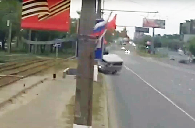 УАЗ врезался в подземный пешеходный переход в Волгограде