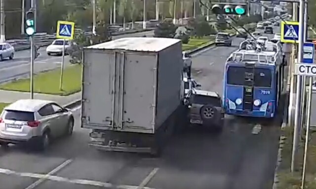 ДТП в Волгограде: водитель не заметил МАЗ, пытаясь объехать стоящий троллейбус 