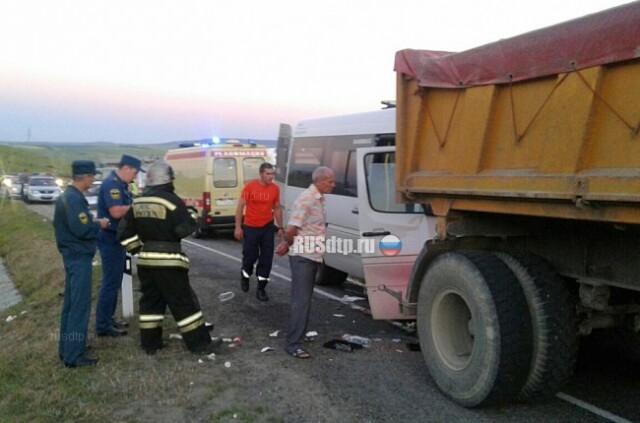 Семь человек пострадали в ДТП с маршруткой и КАМАЗом на Ставрополье 