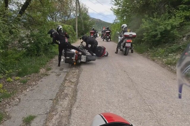 Авария во время мотопробега в Крыму: девушка столкнулась с попутным мотоциклом 