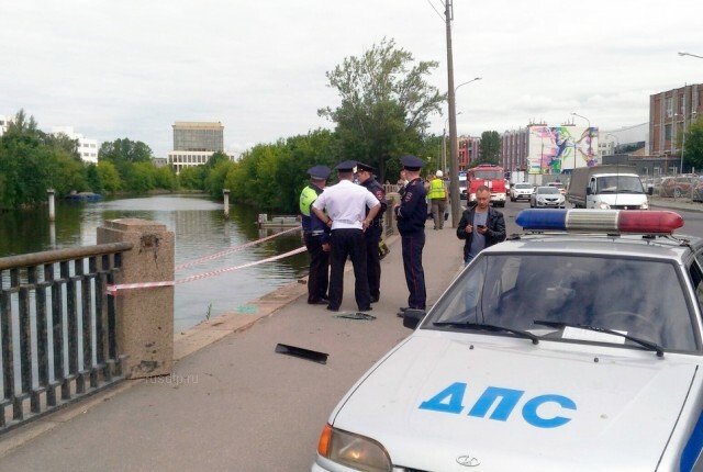 В Петербурге «Renault Duster» налетел на открытый люк и упал в реку 