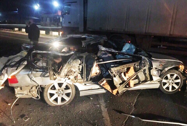 Четверо погибли при столкновении BMW с фурой в Подмосковье 