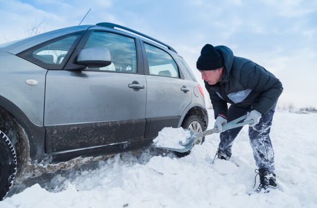 Эксперт дал советы, как выехать из сугроба 