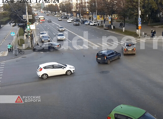 Автомобиль сбил пешеходов на перекрестке в Перми