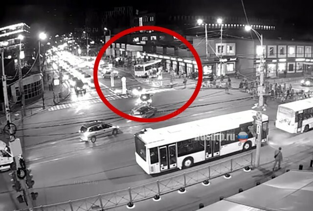 В Калининграде автобус врезался в здание центрального рынка 