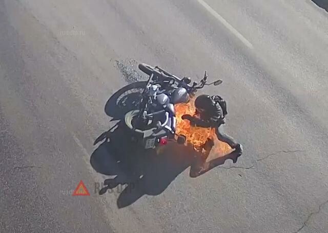 Мотоциклист загорелся в результате ДТП в Волгограде