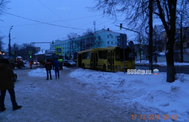 Автобус и фура столкнулись утром в Вышнем Волочке 