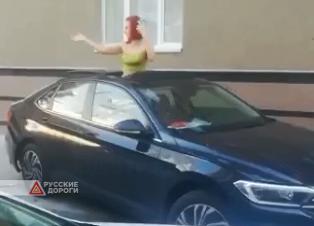 В Воронеже пьяная женщина разбила две машины и начала танцевать