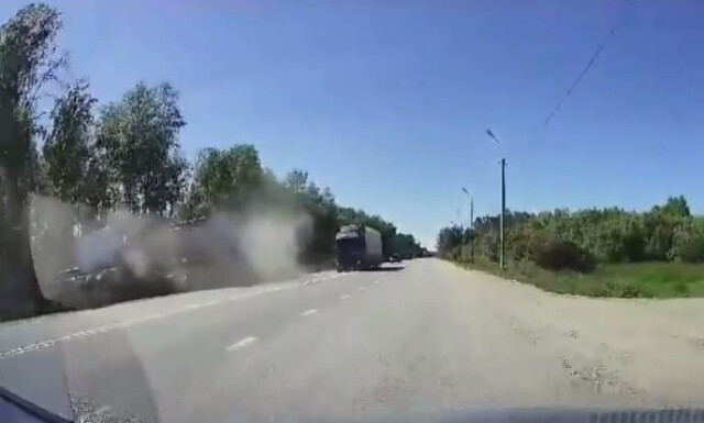 Отбросило в «спальник»: под Новосибирском водитель тягача уснул за рулем и едва не погиб 