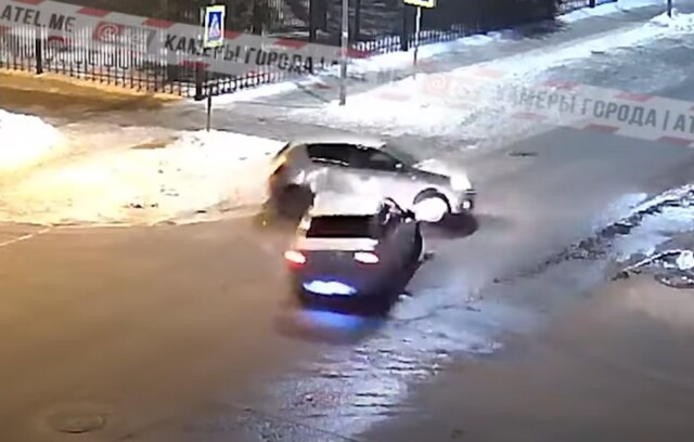 Два автомобиля столкнулись на пустой дороге в Рыбинске