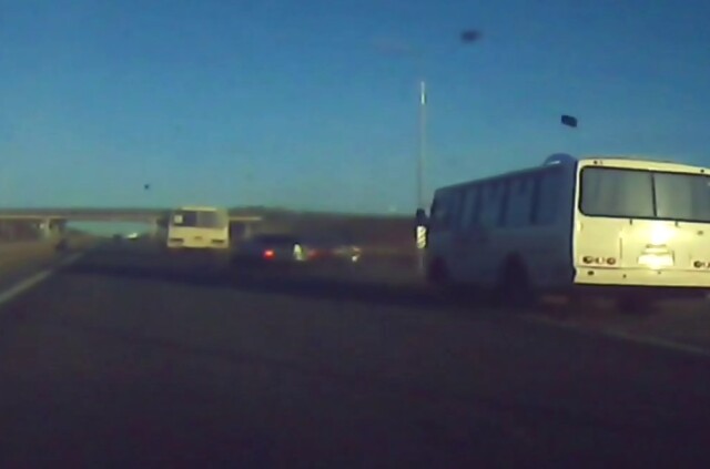 В Оренбургской области водитель уснул за рулем и врезался в два автобуса