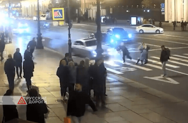 В Петербурге BMW сбил пешеходов на пешеходном переходе