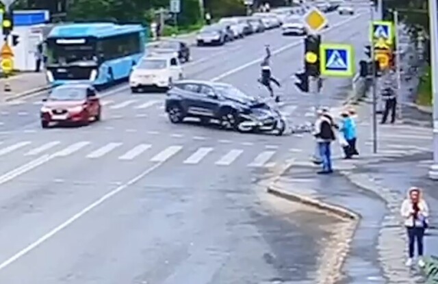 В Архангельске женщина на Chery при повороте налево не уступила дорогу мотоциклу