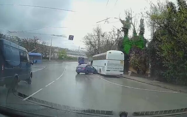 Авария в Крыму: водитель не справился с управлением на скользкой дороге и врезался в автобус