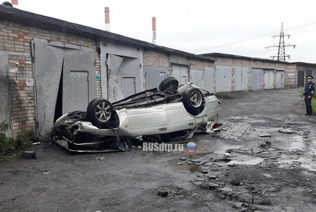 Во Владивостоке двое парней разбились, врезавшись в гаражный бокс 