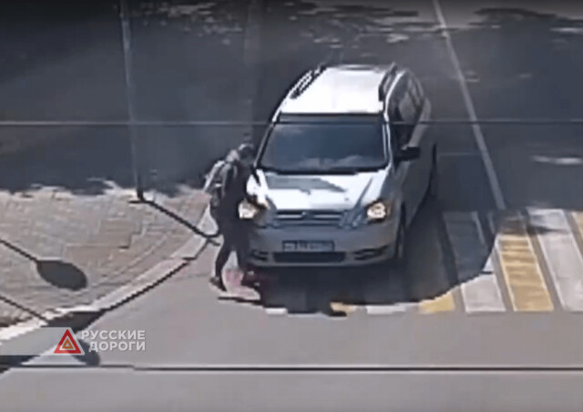 В Калининграде женщина наехала на девочку на скейте и скрылась