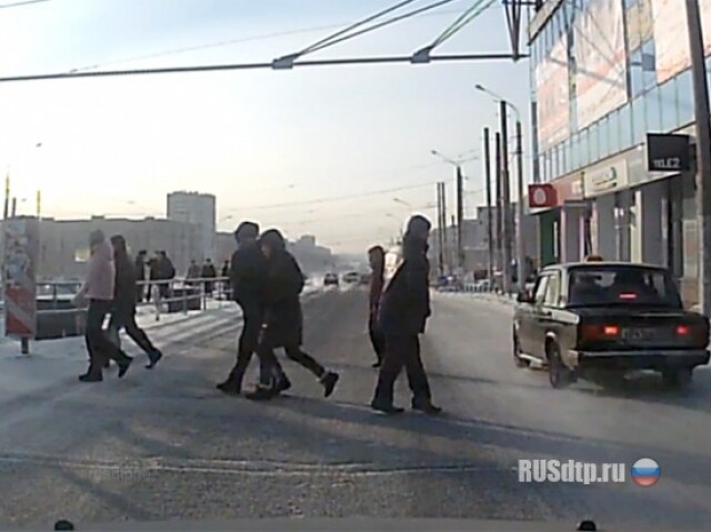 Таксист чуть не сбил пешехода 