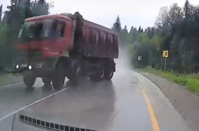 «Водителю пришлось резко маневрировать»: журналисты едва не попали в ДТП под Пермью 