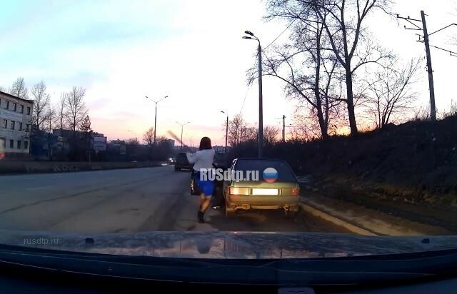 В Челябинске женщина избила битой подрезавшего ее водителя