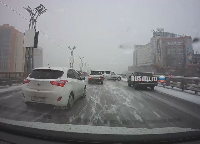ДТП на метромосту в Омске