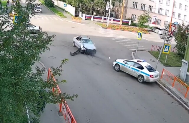 Автомобиль ДПС попал в ДТП на перекрестке в Иркутской области