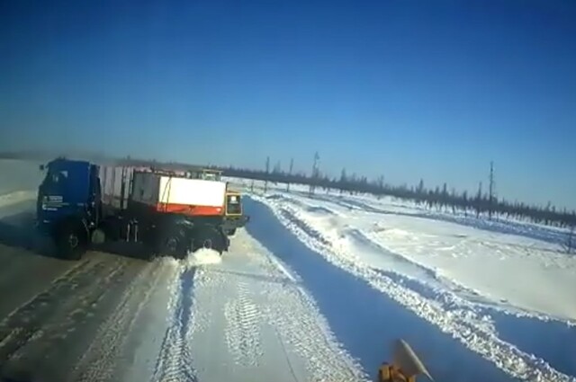 Авария на зимнике в Красноярском крае: КАМАЗ занесло на скользкой дороге