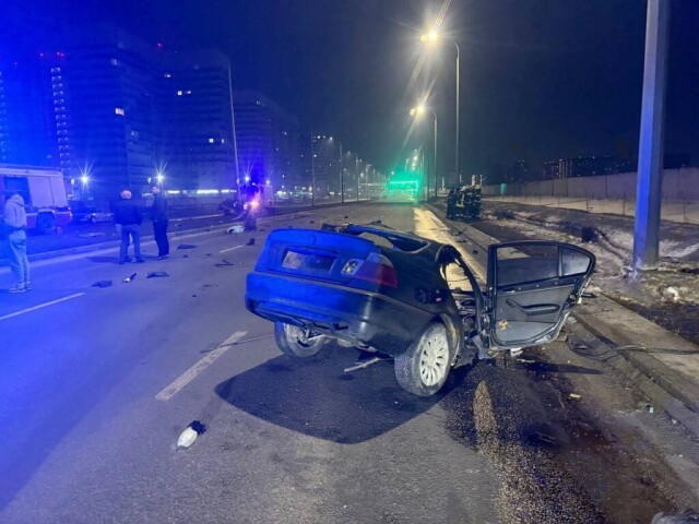 BMW разорвало на части в результате ДТП в Оренбурге 