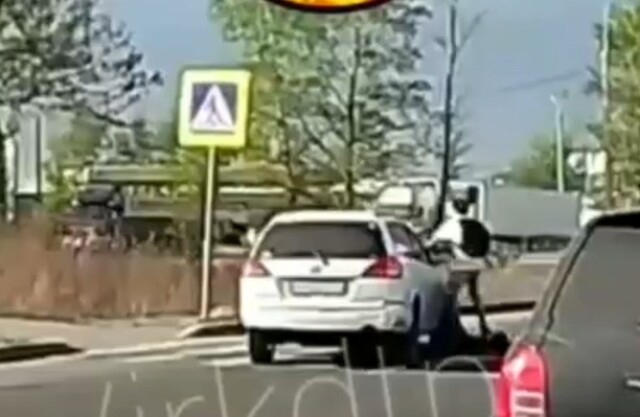 В Иркутске автомобиль едва не сбил парня на самокате