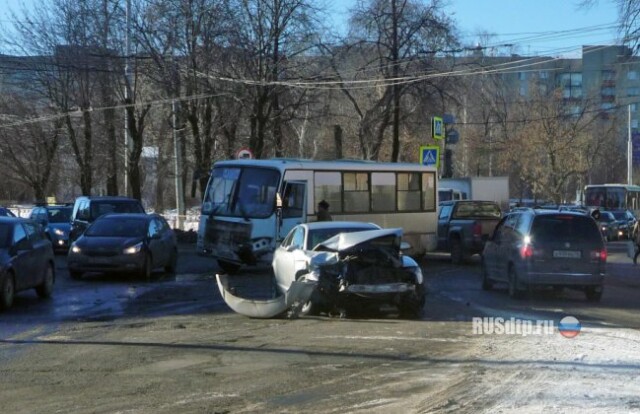 В Ярославле в ДТП с маршруткой пострадали 7 человек 