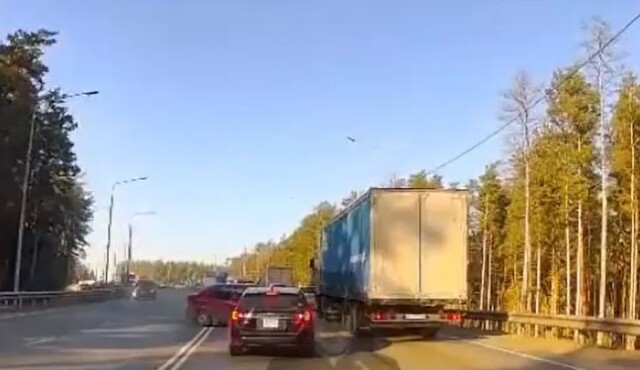 В Барнауле Renault Logan вылетел на встречную полосу и столкнулся с легковым автомобилем, а также с грузовиком