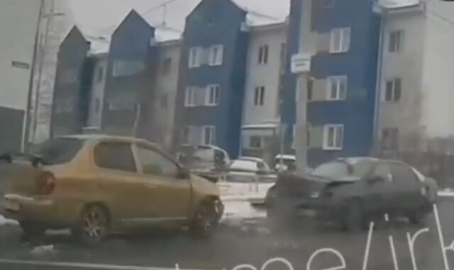 «Очистил машину от снега»: два автомобиля столкнулись под Иркутском 