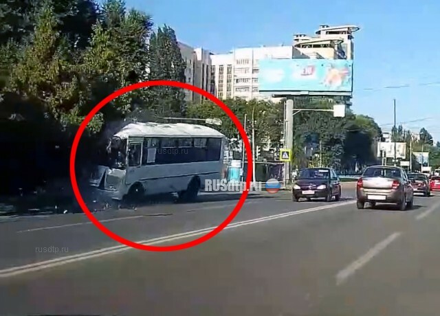 Автобус врезался в столб в Воронеже. ВИДЕО 