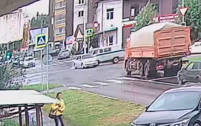 Легковой автомобиль и полицейская машина столкнулись на перекрестке в Кирове
