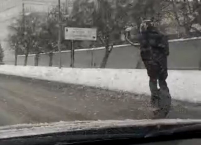 В Петербурге парень на моноколесе обогнал легковой автомобиль 