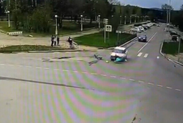 В Красноярском крае две пенсионерки переходили дорогу на красный и попали под машину 