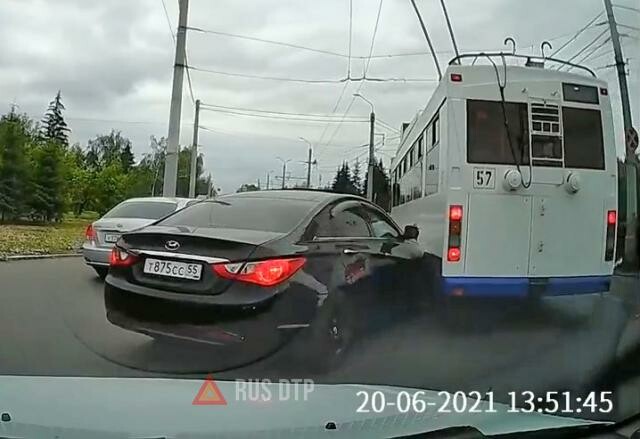 Троллейбус и легковой автомобиль столкнулись в Омске
