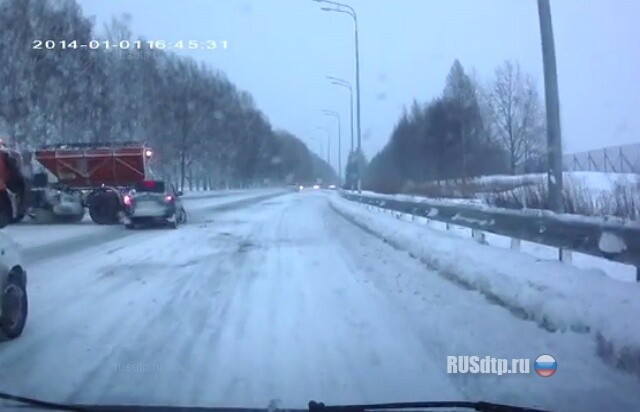 Врезался в машину дорожников 