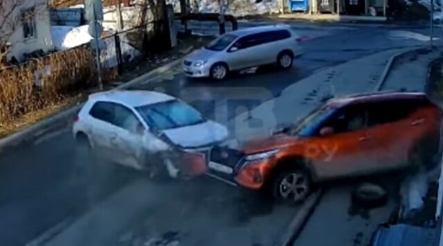 Педаль газа провалилась под коврик: женщина устроила массовое ДТП в Южно-Сахалинске 