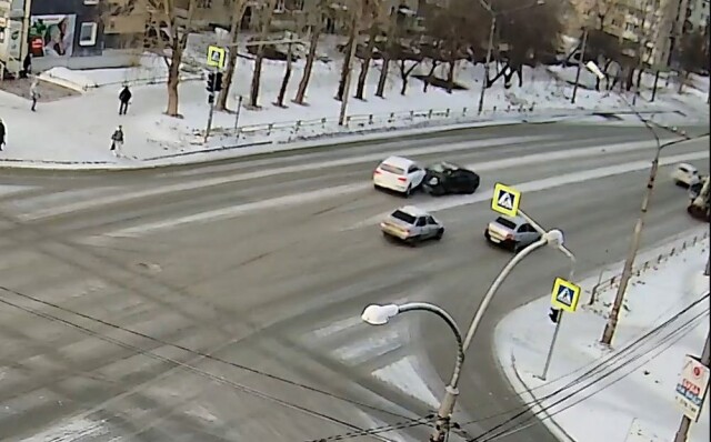 В Каменске-Уральском водитель Audi пытался увернуться и устроил аварию на встречной полосе 