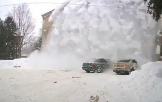 В Угличе с крыши здания сошла огромная снежная лавина и повредила два автомобиля 